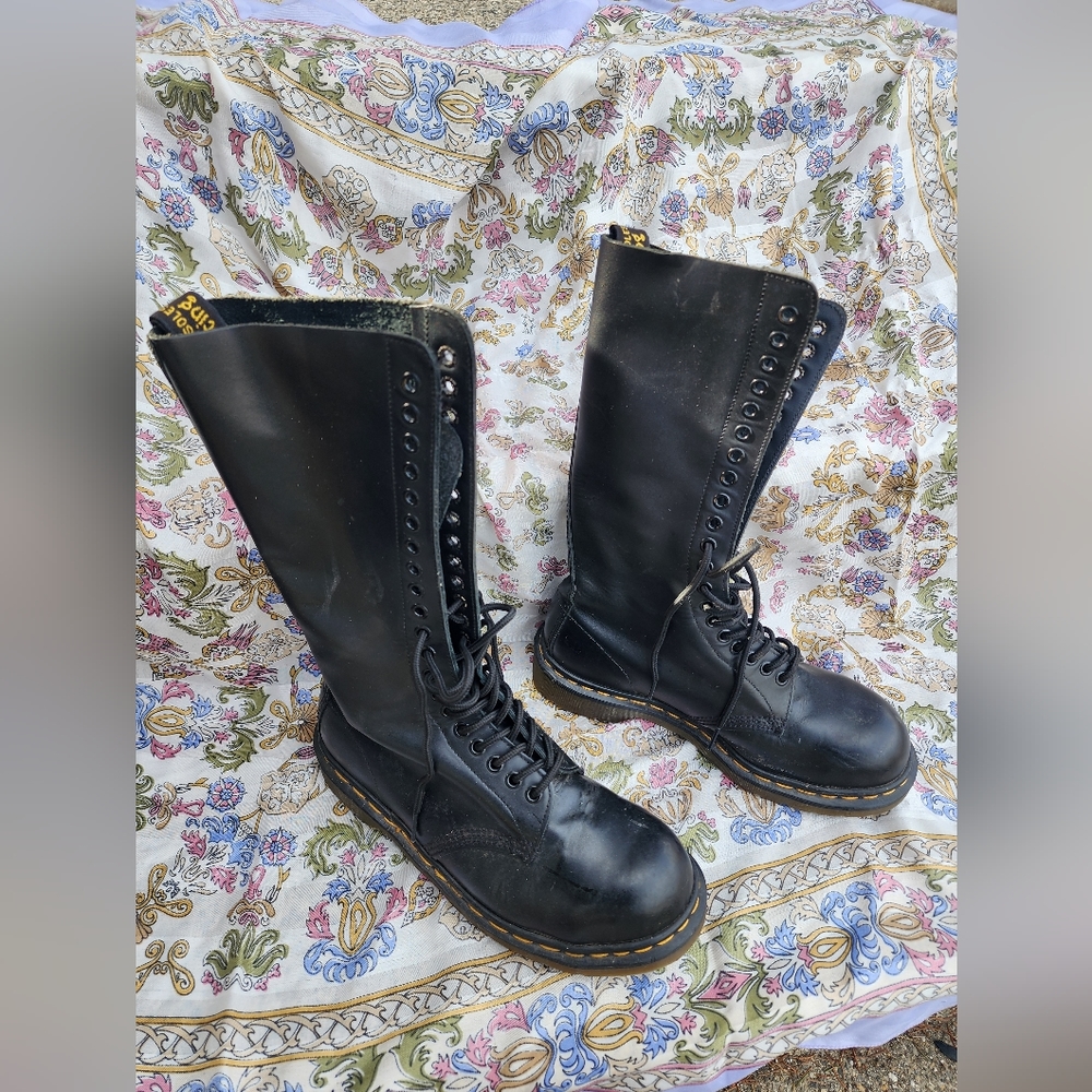Dr Marten Made In England vintage 20 eye genuine leather steel toe boots